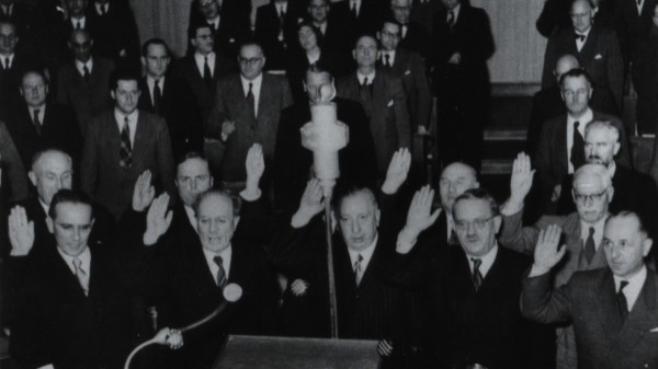 Vereidigung der neuen Regierungsmitglieder des Kabinett Ehard III am 18. Dezember 1950. | Bayerisches Landtagsarchiv