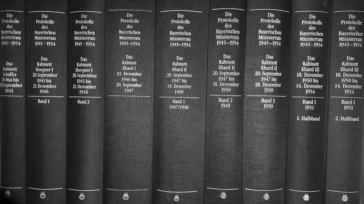Die Bände der Edition "Protokolle des Bayerischen Ministerrats 1945-54" | © Maximilian Schrott