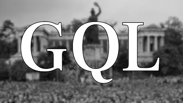 Der Schriftzug „GQL“ (für Gedruckte Quellen und Literatur) steht im Vordergrund. Der Hintergrund zeigt unscharf eine Versammlung vor der Bavariastatue in München.