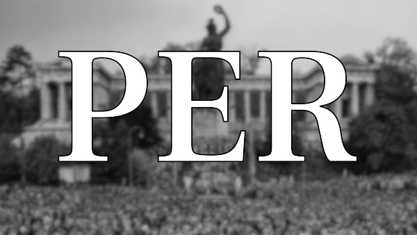 Der Schriftzug „PER“ (für Personen) steht im Vordergrund. Der Hintergrund zeigt unscharf eine Versammlung vor der Bavariastatue in München.