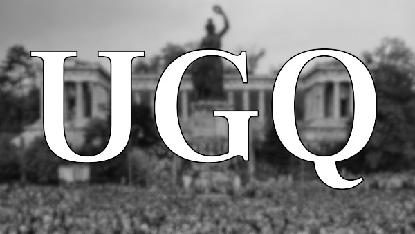 Der Schriftzug „UGQ“ (für Ungedruckte Quellen) steht im Vordergrund. Der Hintergrund zeigt unscharf eine Versammlung vor der Bavariastatue in München.