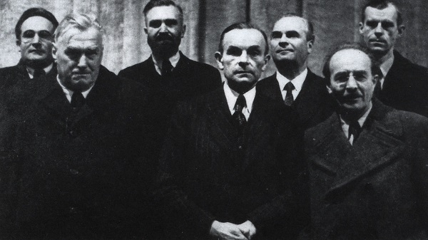 Ministerpräsident Hans Ehard (Mitte) mit Mitgliedern seines Kabinetts