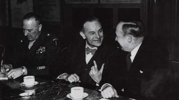Hans Ehard zwischen Brigadier General Walter J. Muller (links) und Murray D. Van Wagoner (rechts) | Bayerisches Hauptstaatsarchiv, Abteilung V, NL Ehard 728