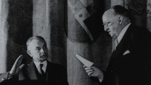 Hans Ehard (links) legt am 18. Dezember 1950 seinen Eid als Bayerischer Ministerpräsident vor Landtagspräsdient Georg Stang ab. | Nachweis: Bayerisches Landtagsarchiv